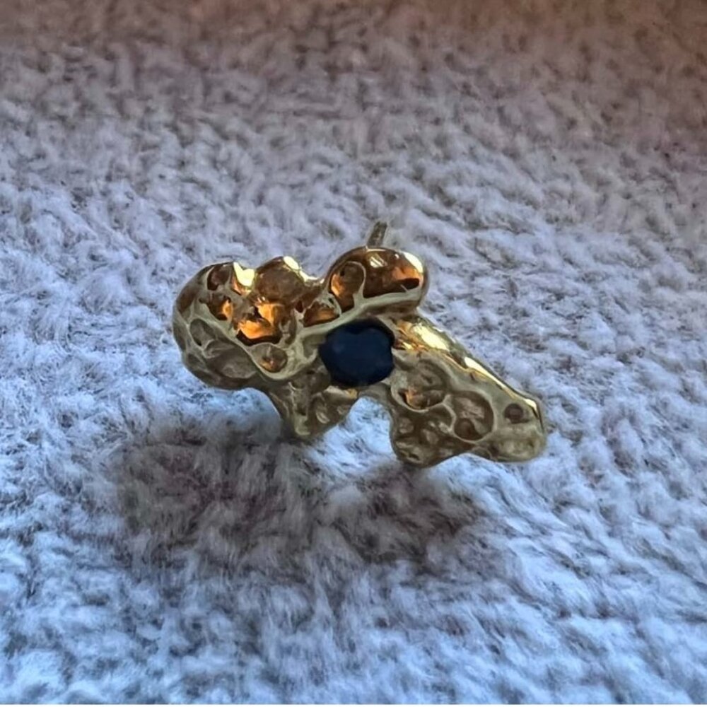 Vintage gold nugget tie tag with sapphire gemstone